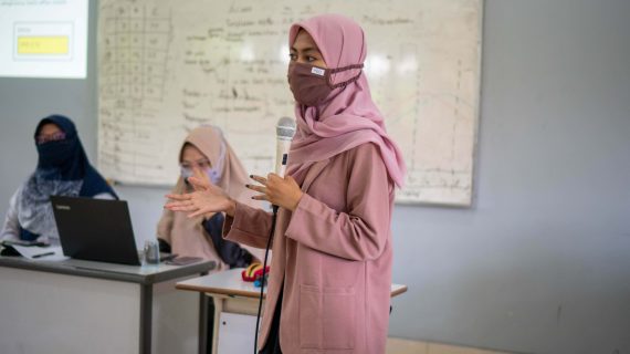 SMA BIAS YOGYAKARTA SELENGGARAKAN ALUMNI TALK